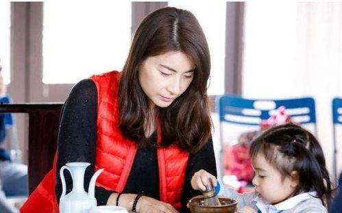 女配在豪门吃瓜妈妈网,女配在妈妈网吃瓜，揭秘豪门背后的秘密