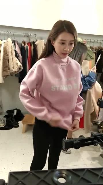 网红吃瓜换衣服